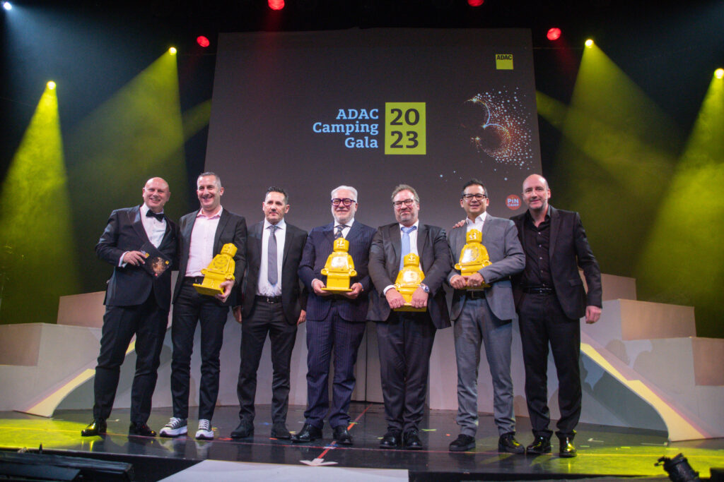 Die Gewinner der ADAC Camping Awards 2023: Von links: Cornel Straver (Director Media ADAC Camping), Gilles Rigole (Camping du Domaine de Massereau), Sergio Redaelli (CEO CrippaConcept), Franco Vitali (Holiday Village Florenz), Ralph Heinze für Siegfried Heinze (Servicios Turisticos), Oliver Grützner (TCS Pop-Up Glamping), Uwe Frers (CEO ADAC Camping) I Foto: PiNCAMP